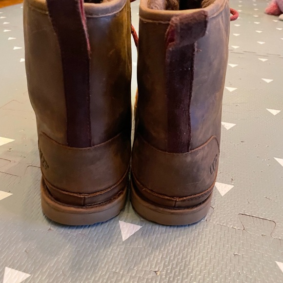 Mens cognac Ugg waterproof sheepskin lined leather boots - Picture 3 of 6